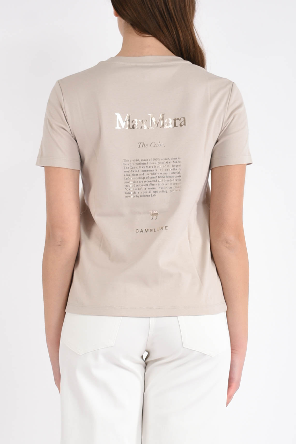 t-shirt modello quieto